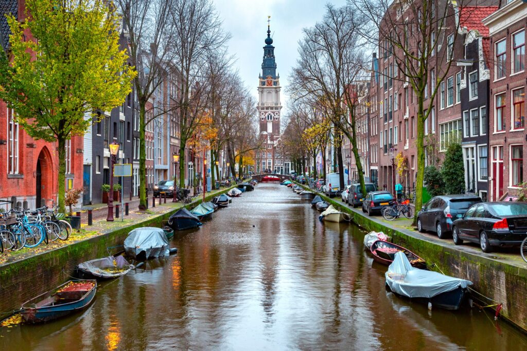 Groenburgwal canal and Zuiderkerk tower on a rainy day